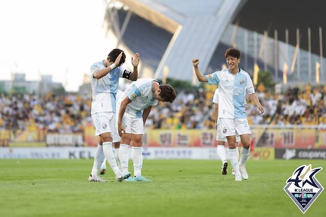 득점 후 인사하는 박용우(가운데)(한국프로축구연맹 제공)