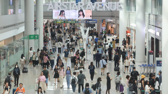 2일 오전 인천국제공항 제1여객터미널 출국장이 이용객들로 붐비고 있다. 사진=연합뉴스