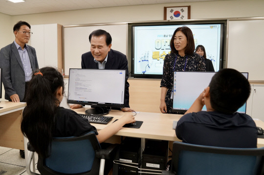 김지철 교육감이 충남 장애학생 e페스티벌에 참석한 학생들을 격려하고 있다.