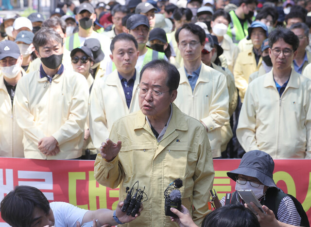 홍준표 대구시장이 2023년 6월17일 대구퀴어문화축제 개최를 막으려다 경찰에 저지당하고 기자회견을 하고 있다. 연합뉴스