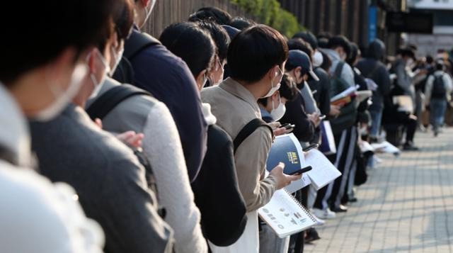 소방공무원 필기시험이 실시된 지난해 4월 9일 오전 서울 노원구 청원고에 마련된 시험장에서 수험생들이 시험장 입장을 기다리고 있다. 뉴시스