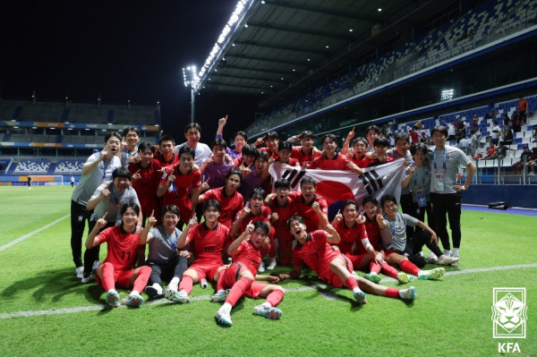 2023 AFC U-17 아시안컵 결승 진출 확정 이후 기념 사진을 촬영하고 있는 U-17 대표팀 선수들. 사진=대한축구협회