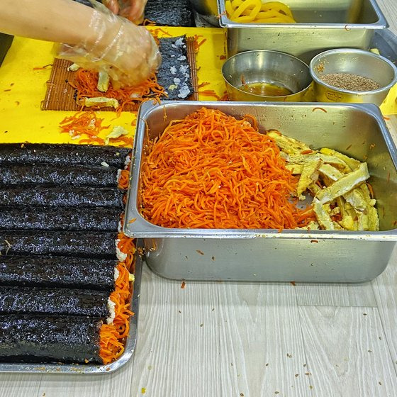 지난달 30일 영업을 마지막으로 문을 닫은 전북 전주의 명물 '오선모옛날김밥'. 오선모 사장이 김밥을 말고 있는 모습. 사진 독자