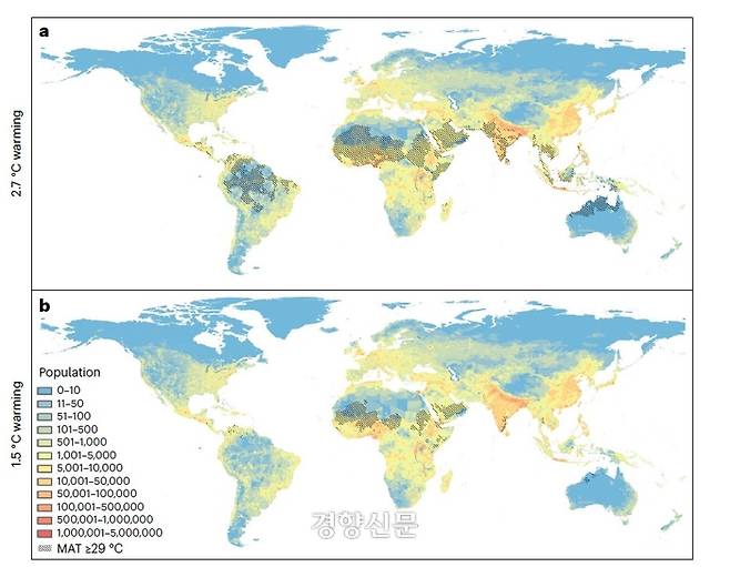 기후위기로 인해 이번 세기말 전 지구 평균 지표온도가 2.7도 올라갈 때(a)와 1.5도(b) 올라갈 때 각각 연평균온도가 29도를 넘어서는 지역의 비율. 검정색 점으로 표시된 지역이 29도를 넘어서는 지역다. 지도에서 파란색에 가까울수록 인구 밀도가 낮음을 의미하고, 빨간색에 가까워질수록 인구 밀도가 높음을 나타낸다.  자료 : 네이처 서스테이너빌리티