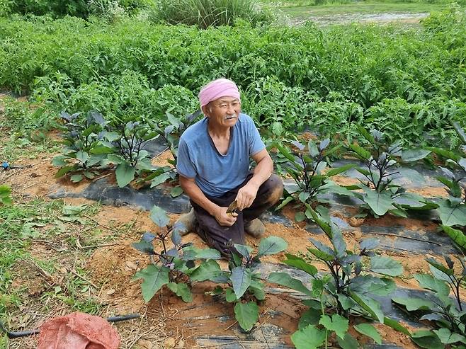 우크라이나 탈출 고려인동포 김레브씨가 지난달 30일 광주광역시 광산구 삼도동에 있는 새마을 협동농장 텃밭에서 기념촬영을 하고 있다. 광주 고려인마을 제공.