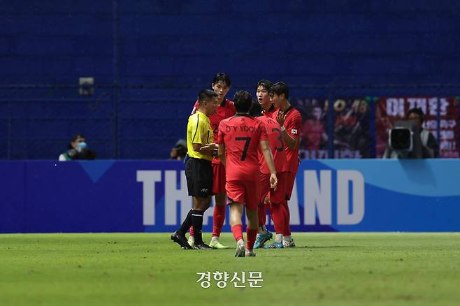 고종현의 퇴장을 선언한 주심에 어필하는 한국 선수들. 대한축구협회 제공