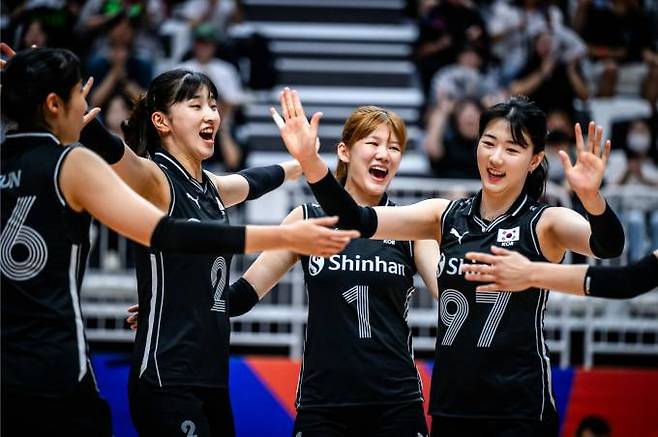 득점을 올리고 기뻐하는 한국 여자배구 대표팀. 국제배구연맹(FIVB)