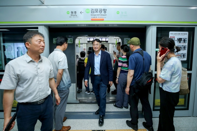 지난 1일 서해선 대곡~소사 노선을 직접 탑승해보고 김포공항역에서 내리는 이동환 고양시장. 고양시 제공