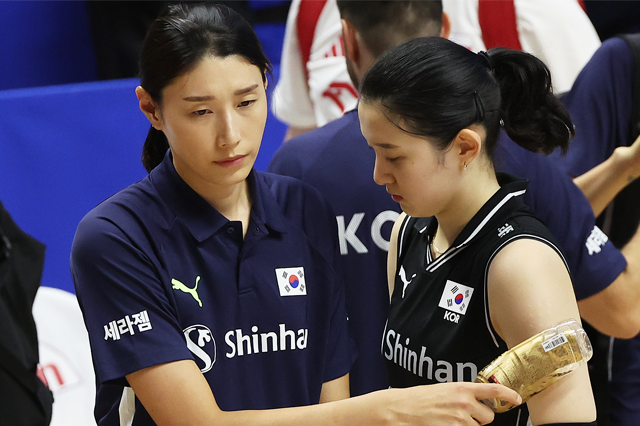 김연경 한국 여자 배구대표팀 어드바이저가 2일 경기 수원 서수원칠보체육관에서 열린 2023 국제배구연맹(FIVB) 발리볼네이션스리그(VNL) 폴란드와의 경기 후 아쉬운 표정을 짓고 있다. 연합뉴스