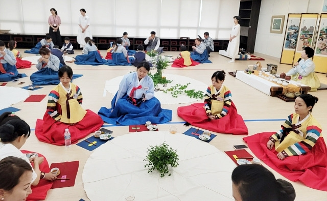 군포시 다문화가정과 함께하는 찻자리에서 참가자들이 우리의 전통문화예절을 체험하고 있다. 윤덕흥기자 