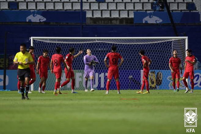 일본 나와타에게 선취골을 허용한 한국대표팀 선수들이 아쉬워하고 있다.  대한축구협회