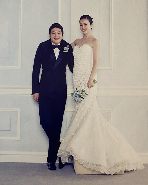 Actor Han Hye-jin, 41, and footballer Ki Sung-yueng, 34, Couple have shared their thoughts on their 10th wedding anniversary.Ki Sung-yueng said on May 1, The 10th anniversary of our marriage. Time flies so fast. It really does! He added, Hye-jin is happy that her age has changed to a seven-year difference these days. Im happy whether shes seven or eight years old. Ill make her happy for the next 50 years.I always thank you and love you. Lets be happier. Han Hye-jin and Ki Sung-yueng Couple married on July 1, 2013 in the blessing of family and colleagues.Ki Sung-yueng also had a wedding photo taken at the time, as well as daily life with memories of Han Hye-jin.The love of two people is contained in the photographs, and the resemblance of Ki Sung-yueng and Han Hye-jin Couple is also impressive.Han Hye-jin also made a photo of Gong Yoo and left his 10th wedding anniversary.Han Hye-jin said, Today is the 10th anniversary of our marriage. It is a day of gratitude for the grace of God who has always been good and sincere, met a husband who loves and loves his wife,The photo is a marriage photo that Mr. Hong Jang-hyun took ten years ago even though he was busy. He was young. We are courageous. He also expressed his love for his husband Ki Sung-yueng.