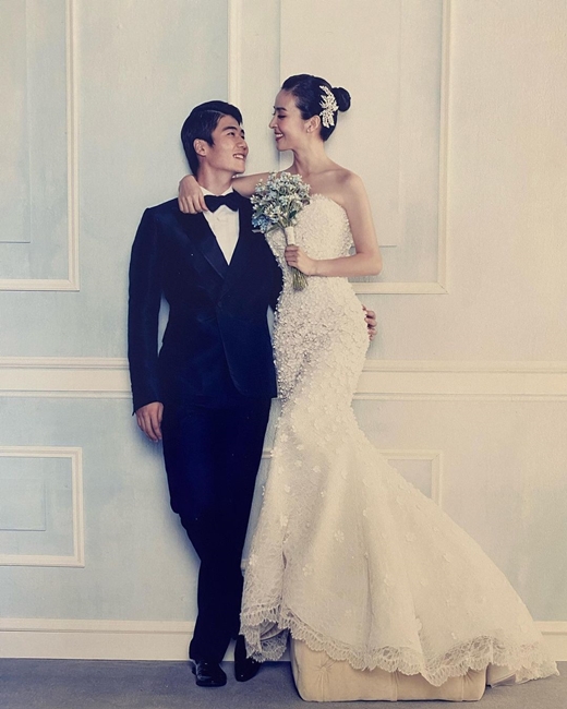Actor Han Hye-jin, 41, and footballer Ki Sung-yueng, 34, Couple have shared their thoughts on their 10th wedding anniversary.Ki Sung-yueng said on May 1, The 10th anniversary of our marriage. Time flies so fast. It really does! He added, Hye-jin is happy that her age has changed to a seven-year difference these days. Im happy whether shes seven or eight years old. Ill make her happy for the next 50 years.I always thank you and love you. Lets be happier. Han Hye-jin and Ki Sung-yueng Couple married on July 1, 2013 in the blessing of family and colleagues.Ki Sung-yueng also had a wedding photo taken at the time, as well as daily life with memories of Han Hye-jin.The love of two people is contained in the photographs, and the resemblance of Ki Sung-yueng and Han Hye-jin Couple is also impressive.Han Hye-jin also made a photo of Gong Yoo and left his 10th wedding anniversary.Han Hye-jin said, Today is the 10th anniversary of our marriage. It is a day of gratitude for the grace of God who has always been good and sincere, met a husband who loves and loves his wife,The photo is a marriage photo that Mr. Hong Jang-hyun took ten years ago even though he was busy. He was young. We are courageous. He also expressed his love for his husband Ki Sung-yueng.