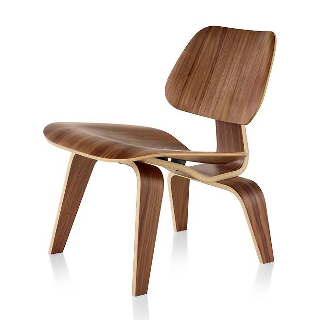 LCW(Lounge Chair Wood). 임스 부부의 특별한 합판 성형 기술은 2차 세계대전 동안 미국 해군용 부목(신체를 고정시키기 위한 보조장치)을 구부리고 또 구부려 10만 개 넘게 제작한 끝에 구현된 것으로 알려져 있다. [© Herman Miller]