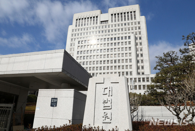 [서울=뉴시스]이영환 기자 = 자동차상해보험에서 실제손해액으로 볼 수 있는 '소송이 제기된 경우'는 보험금을 청구하는 소송 자체는 포함되지 않는다는 대법원 판단이 나왔다. 사진은 서울 서초구 대법원의 모습. 2018.12.18.  20hwan@newsis.com