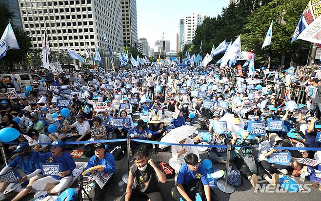 [서울=뉴시스] 김선웅 기자 = 더불어민주당 및 민주당 지지 시민들이 1일 서울 중구 세종대로에서 범국민대회를 열고 일본의 후쿠시마 오염수 해양투기를 규탄하고 있다. 2023.07.01. mangusta@newsis.com