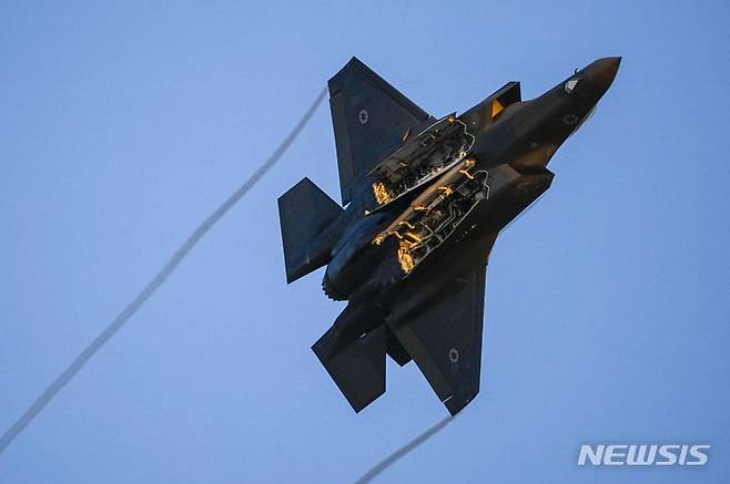 [AP/뉴시스] 이스라엘 공군의  F-35 젖투기 한 대가 6월29일 새 조종사들의 졸업을 축하는 비행을 바르세바시 라체림 기지에서 선보이고 있다. 2023. 07. 02.