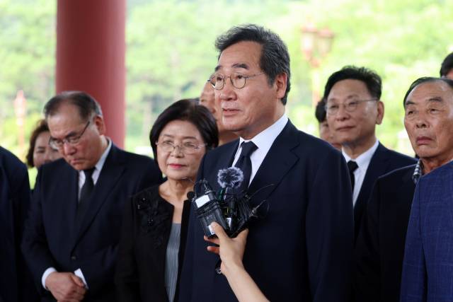 ▲더불어민주당 이낙연 전 대표가 2일 오전 광주 북구 국립 5.18 민주묘지에서 취재진의 질문에 답하고 있다. ⓒ연합뉴스