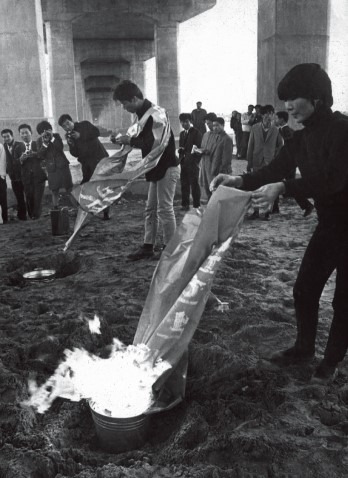 강국진, 정강자, 정찬승이 국전 심사 비리가 터진 1968년 제2한강교(현 양화대교) 아래에서 기성 문화계를 ‘타살’하는 비판적 퍼포먼스인 ‘한강변의 타살’의 한 장면. 국립현대미술관·황양자 제공