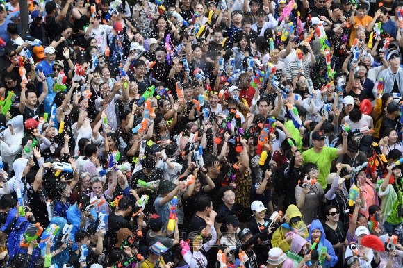 2019년 7월 서울 서대문구 신촌 연세로에서 열린 제7회 물총축제에서 시민들이 물총을 쏘며 무더위를 날리고 있다. 서울신문DB.