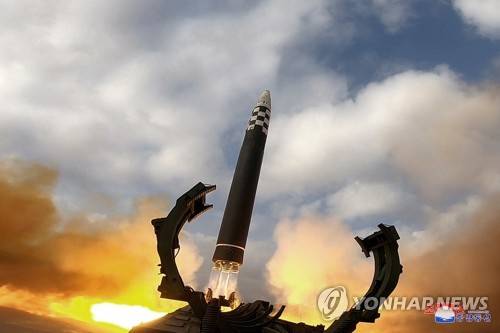 북한 ICBM 화성 17형이 11월 18일 시험발사되는 모습. 조선중앙통신·연합뉴스
