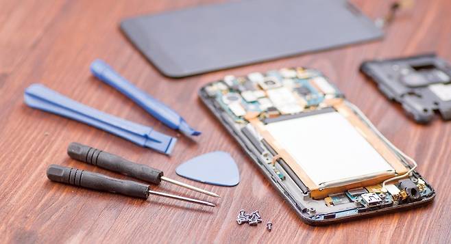 스마트폰 배터리가 분리되는 법안이 통과될 가능성이 높아지면서 제조사들의 고민도 깊어졌다.[사진=게티이미지뱅크]