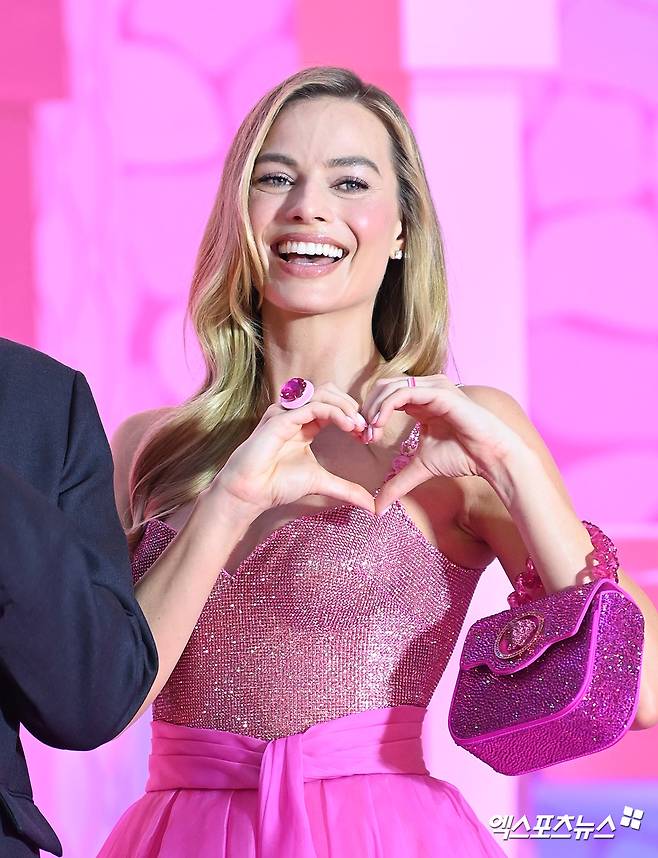On the afternoon of the afternoon, Movie  ⁇  Barbie cold-proof Pink Carpet Event was held at Time Square Atrium in Yeongdeungpo-gu, Seoul.Actress Margot Robbie attends the red carpet event.