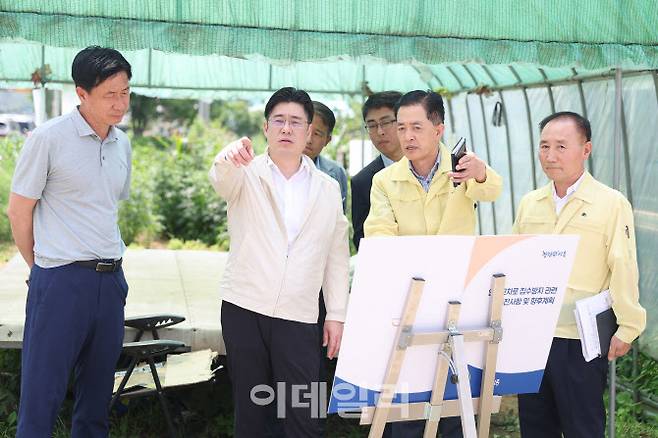 3일 오병권 경기도 행정1부지사가 시흥시 은행2지구 공동주택 신축 건설 현장에서 폭염 대비 태세를 점검하고 있다.(사진=경기도)