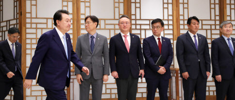 윤석열 대통령이 3일 서울 용산 대통령실 청사에서 열린 신임 차관 임명장 수여식에 입장하고 있다. (사진=연합뉴스)