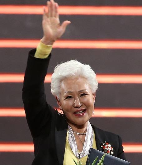 2013년 은관문화훈장을 받은 패티김. 그녀는 지난해 KBS 2TV '불후의 명곡'에 출연해 노래를 불렀으나 목소리가 많이 변해 팬들을 안타깝게 했다. [사진=뉴스1]