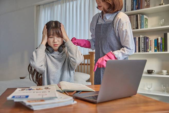 ADHD 청소년들은 학교 과제나 숙제를 마지막 순간까지 미루는 습관이 많다. 중간고사나 기말시험 준비 역시 마지막 순간까지 미루고 있다가, 시험 전날 밤을 새우면서 준비하는 습관이 있다. [사진= 게티이미지뱅크]