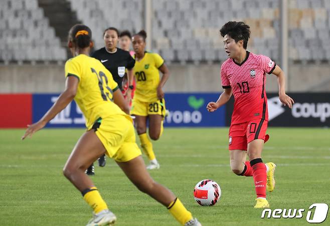 3일 오후 경기 화성시 화성종합경기타운 주경기장에서 열린 대한민국 여자축구 대표팀 친선전 대한민국과 자메이카의 경기에서 지소연이 돌파를 하고 있다. 2022.9.3/뉴스1 ⓒ News1 김영운 기자