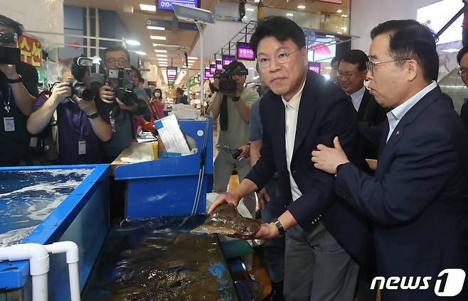 국민의힘 소속 장제원 국회 과학기술정보방송통신위원회 위원장이 3일 오전 서울 동작구 노량진수산시장에서 광어를 들어보이고 있다. 2023.7.3/뉴스1 ⓒ News1 임세영 기자