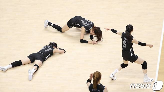 대한민국 여자 배구대표팀 정호영과 강소휘가 27일 오후 경기 수원시 서수원칠보체육관에서 열린 국제배구연맹(FIVB) 발리볼네이션스리그(VNL) 여자대회 대한민국과 불가리아의 경기에서 수비에 실패한 후 아쉬움을 드러내고 있다. 2023.6.27/뉴스1 ⓒ News1 신웅수 기자