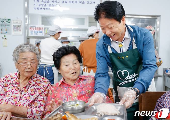 이병환 경북 성주군수가 민선 8기 취임 2주년 첫날인 3일 관운사 무료급식소에서 어르신들에게 배식봉사를 하고 있다.  (성주군 제공) 2023.7.3/뉴스1