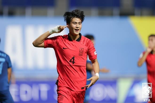 25일(현지시간) 태국 빠툼타니 스타디움에서 열린 2023 아시아축구연맹(AFC) U-17 아시안컵 8강전 한국과 태국의 경기에서 강민우가 헤더골을 넣고 세리머니를 하고 있다. (대한축구협회 제공) 2023.6.25/뉴스1