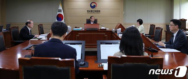 김효재 방송통신위원장 직무대행이 28일 오전 경기 과천 방송통신위원회에서 열린 전체회의에서 김현 상임위원의 질의를 듣고 있다. 2023.6.28/뉴스1 ⓒ News1 이동해 기자