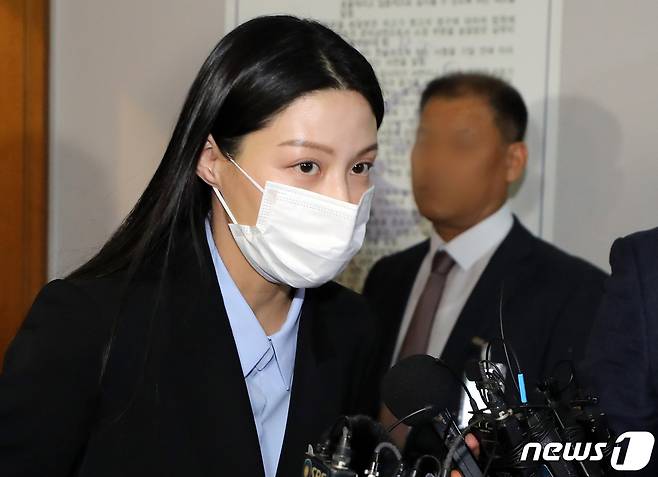 조국 전 법무부 장관 딸 조민 씨가 16일 오후 부산 연제구 부산지방법원에서 열린 부산대 의전원(의학전문대학원) 입학허가 취소 관련 변론기일에 증인으로 출석하며 취재진 질문에 답하고 있다. 2023.3.16/뉴스1 ⓒ News1 이동해 기자