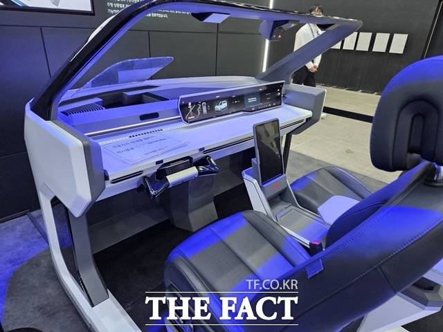 현대모비스가 4단계 이상 자율주행차에 적용할 수 있는 '모드 변환 콕핏'을 개발 중에 있다. 이 모듈은 탑승자의 상황에 맞게 주행 모드, 오피스 모드, 릴렉스 모드 등으로 전환할 수 있다. AI 음성인식 기술로 모드 전환을 지원할 것으로 관측된다. /김태환 기자