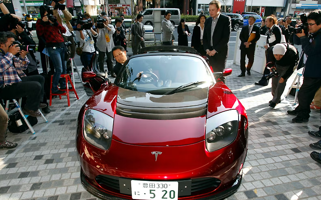 토요타 아키오사장에게 투자를 요청하는 테슬라 일론 머스크CEO