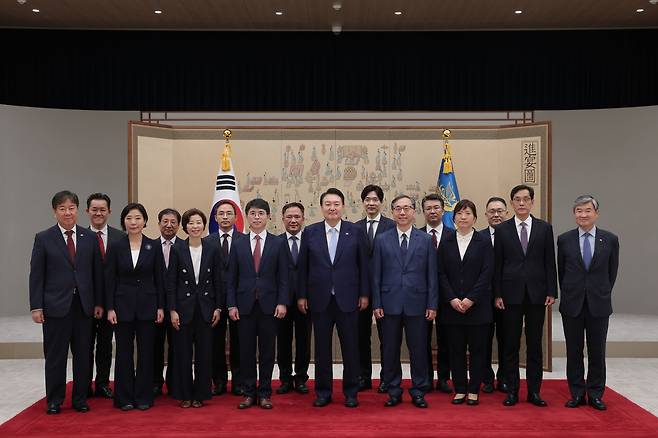 윤석열 대통령이 3일 용산 대통령실 자유홀에서 장미란 문화체육관광부 2차관 등 신임 차관들에게 임명장을 수여한 뒤 기념 촬영하고 있다./뉴스1