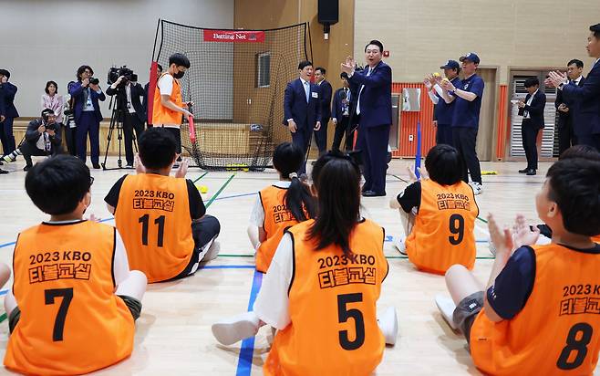 윤석열 대통령이 방과후 돌봄·교육 프로그램인 '늘봄학교' 참관을 위해 3일 경기도 수원초등학교를 방문, 전직 프로야구 선수들이 강사로 초등학생들을 지도하는 간이야구 프로그램을 지켜보고 있다./연합뉴스