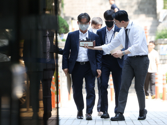 정당법 위반 등 혐의로 구속영장이 청구된 더불어민주당 송영길 전 대표의 전 보조관 박용수씨가 3일 서울중앙지법에서 열리는 영장실질심사에 출석하고 있다. [연합뉴스]