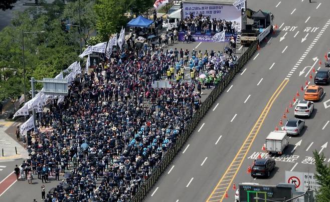 (서울=뉴스1) 장수영 기자 = 민주노총 서비스연맹 특수고용노동자들이 3일 오후 서울 중구 세종대로에서 총파업 대회를 갖고 있다. 민주노총은 이날부터 2주간 40여만 명이 참여하는 총파업에 돌입했다. 노조는 노조탄압 중단 및 노조법 2·3조 개정, 일본 핵오염수 해양 투기 중단, 최저임금 인상, 민영화 및 공공요금 인상 철회, 공공의료 및 돌봄 확충, 중대재해 처벌 강화, 언론자유 및 집시 자유 보장 등을 요구했다. 2023.7.3/뉴스1 /사진=뉴스1화상