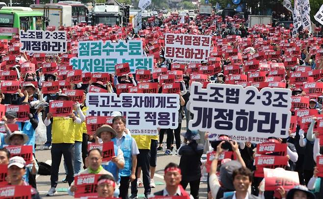 전국서비스산업노동조합연맹 조합원들이 3일 오후 서울 종로구 동화면세점 인근 세종대로에서 열린 특수고용노동자 파업대회에서 구호를 외치고 있다. 연합뉴스