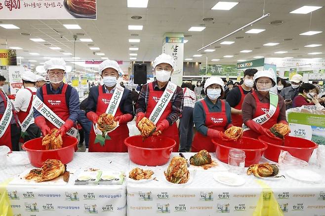 괴산군이 지난해 청주 농협하나로마트에서 괴산 절임배추 홍보를 하고 있다. 괴산군 제공