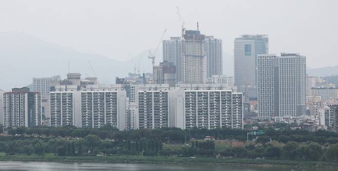 지난 2일 서울 송파구와 강동구의 아파트 단지 모습. 연합뉴스