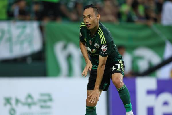 문선민이 피파온라인4 세리머니 중 하나인 무에벨로를 선보이고 있다. 무표정이 포인트다.(사진=전북 현대)