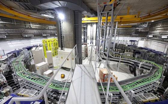 지난달 12일 연세대 의료원에 들어선 ‘꿈의 암치료기’라는 중입자치료기. 치료 효과가 뛰어나지만, 1회 5000만원 이상의 비용이 들고, 현재는 전립선 암만 대상이다. [중앙포토]