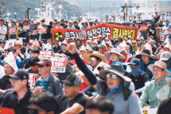 전남 완도군 어업인들이 지난달 23일 후쿠시마 원전 오염수 방류를 반대하는 집회를 하고 있다. 연합뉴스